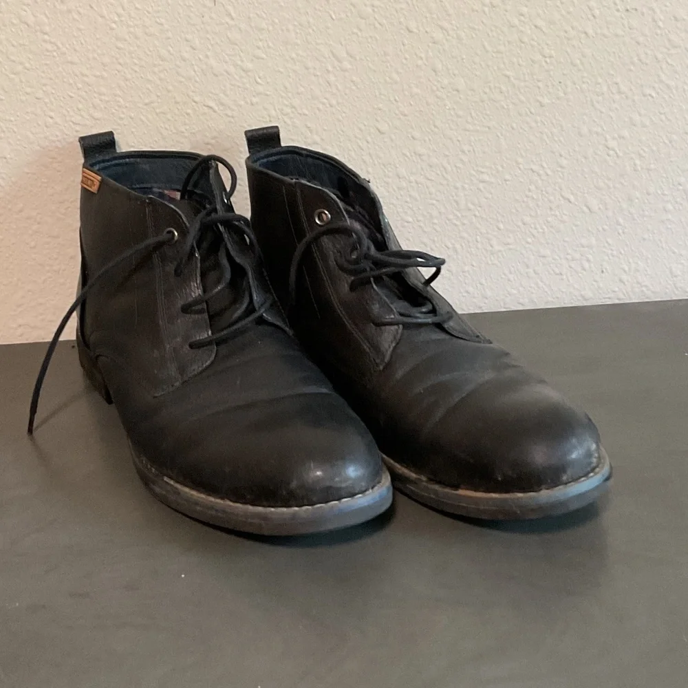 Black Men's Pikolinos Lace-Up Leather Chukka Boots